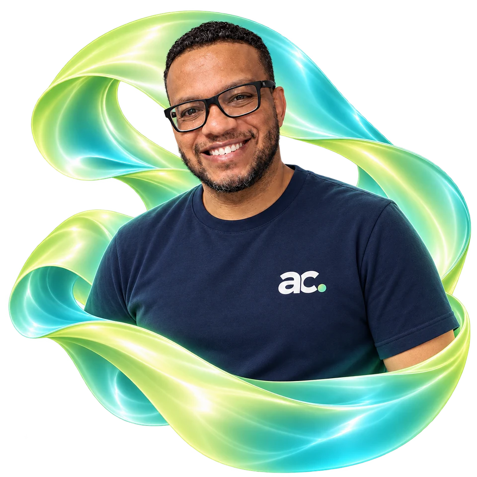 André Oliveira sorrindo, com camiseta ADEO Consultor